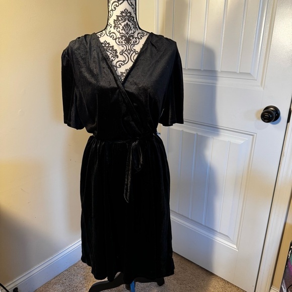 Draper James Flutter Sleeve Tie Waist Velvet Dress NWT - Picture 6 of 10